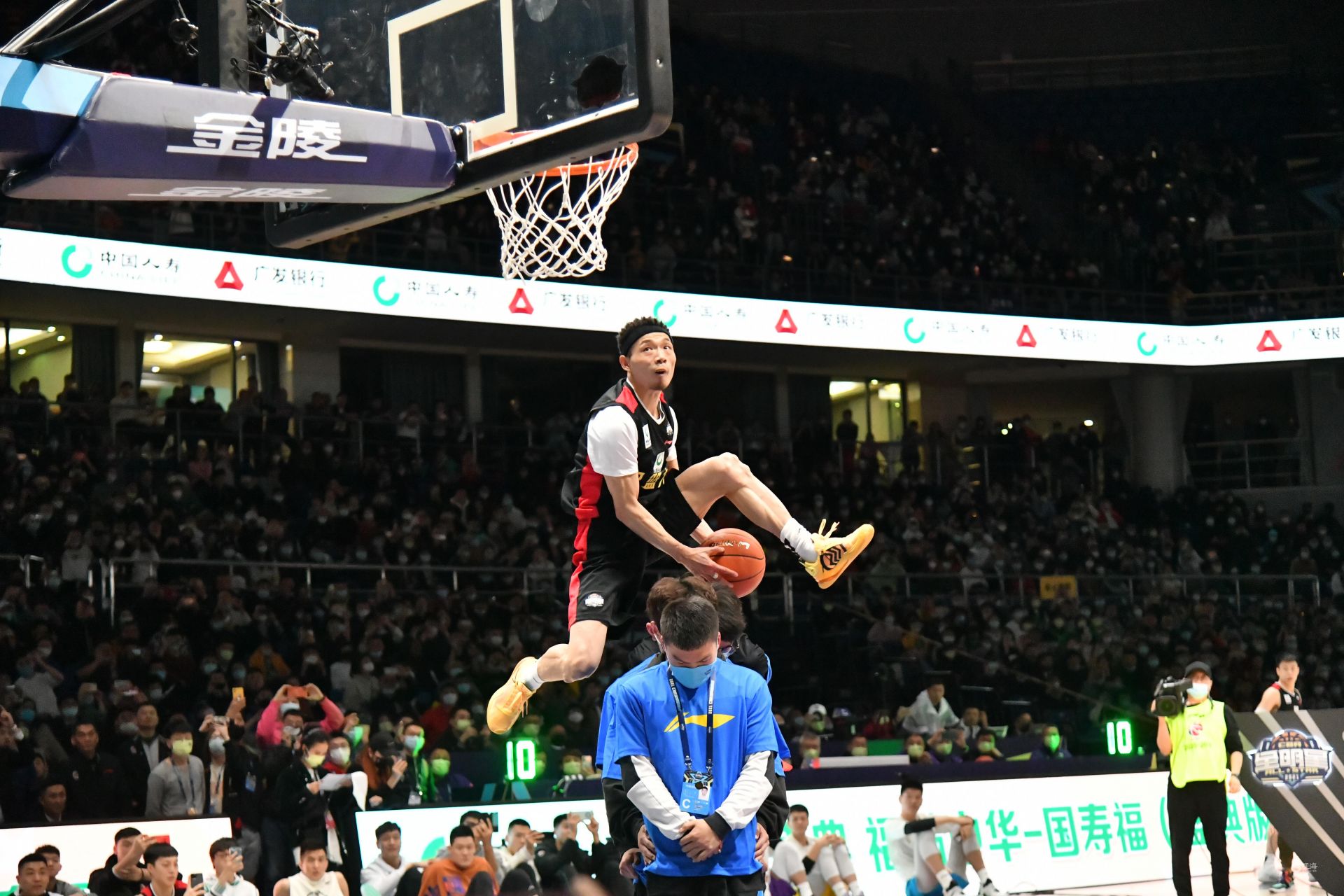 她不断挑战 她不断挑战